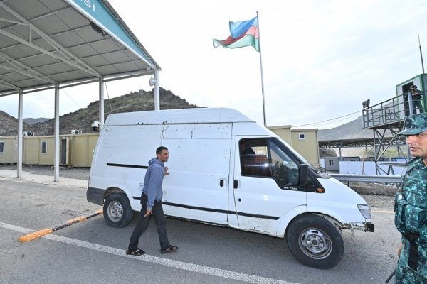 Qarabağın erməniəsilli sakinləri Ermənistana maneəsiz şəkildə gedirlər (FOTOLAR)