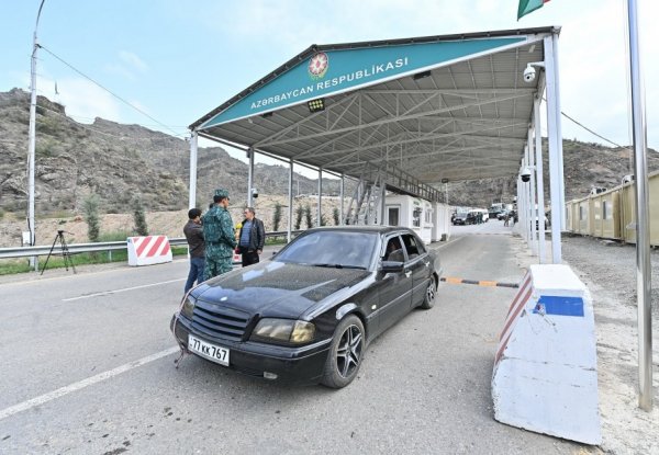 Qarabağın erməniəsilli sakinləri Ermənistana maneəsiz şəkildə gedirlər (FOTOLAR)