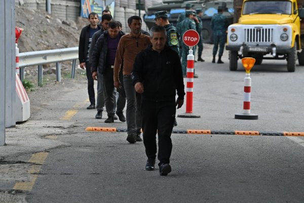 Qarabağın erməniəsilli sakinləri Ermənistana maneəsiz şəkildə gedirlər (FOTOLAR)