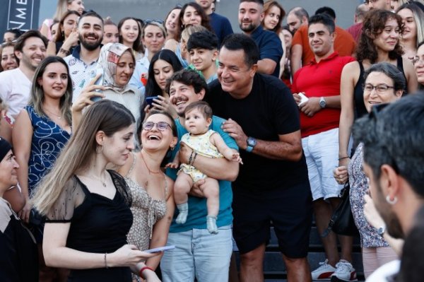 Acun Ilıcalı 1100 işçisini tətilə apardı  (FOTO)