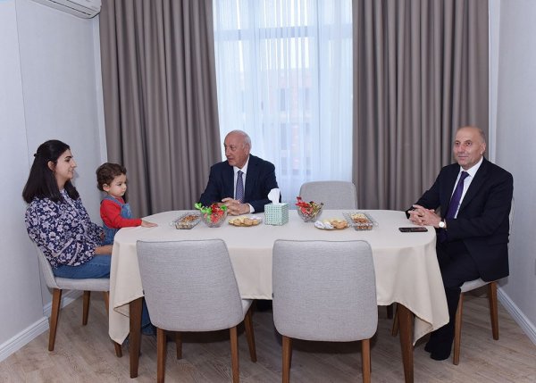 Zakir Fərəcov Vətən Müharibəsi Qəhrəmanlarının ailələrini ziyarət etdi (FOTOLAR)