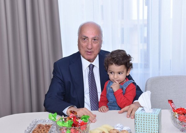 Zakir Fərəcov Vətən Müharibəsi Qəhrəmanlarının ailələrini ziyarət etdi (FOTOLAR)
