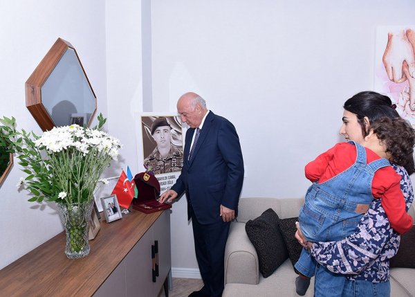 Zakir Fərəcov Vətən Müharibəsi Qəhrəmanlarının ailələrini ziyarət etdi (FOTOLAR)