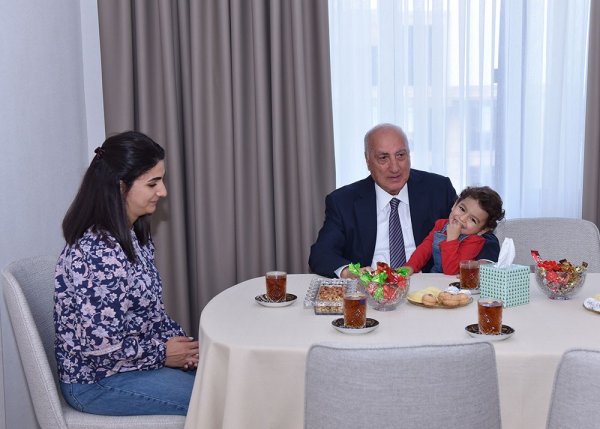 Zakir Fərəcov Vətən Müharibəsi Qəhrəmanlarının ailələrini ziyarət etdi (FOTOLAR)