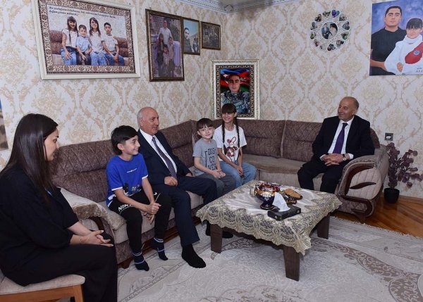 Zakir Fərəcov Vətən Müharibəsi Qəhrəmanlarının ailələrini ziyarət etdi (FOTOLAR)