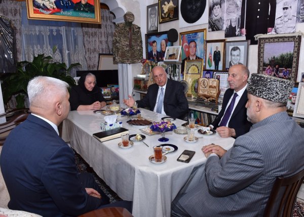 Zakir Fərəcov Polad Həşimovun anası ilə görüşdü (FOTOLAR)