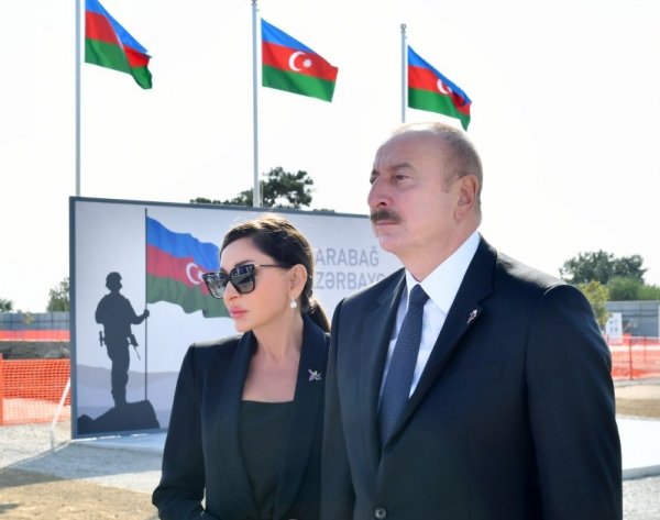 Prezident və birinci xanım Zəfər parkında olublar (FOTOLAR)