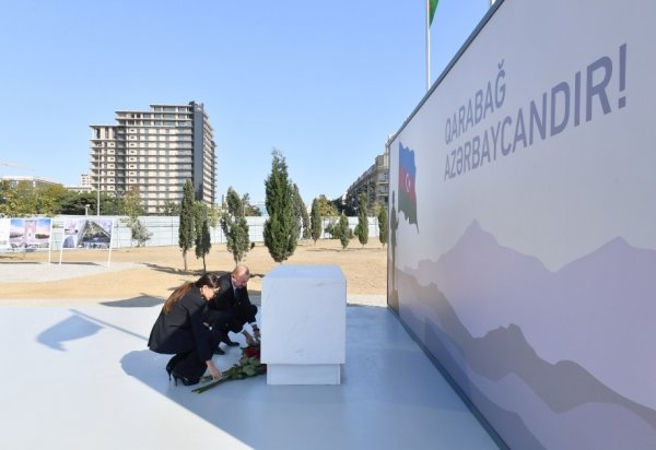 Prezident və birinci xanım Zəfər parkında olublar (FOTOLAR)