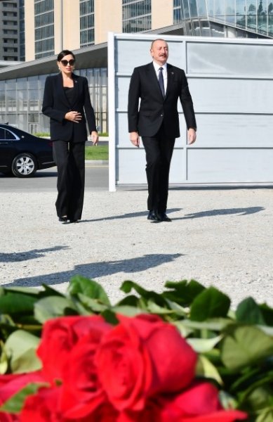 Prezident və birinci xanım Zəfər parkında olublar (FOTOLAR)