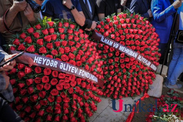 Prezident və birinci xanım Qənirə Paşayevanın məzarına əklil göndərdi (FOTO)