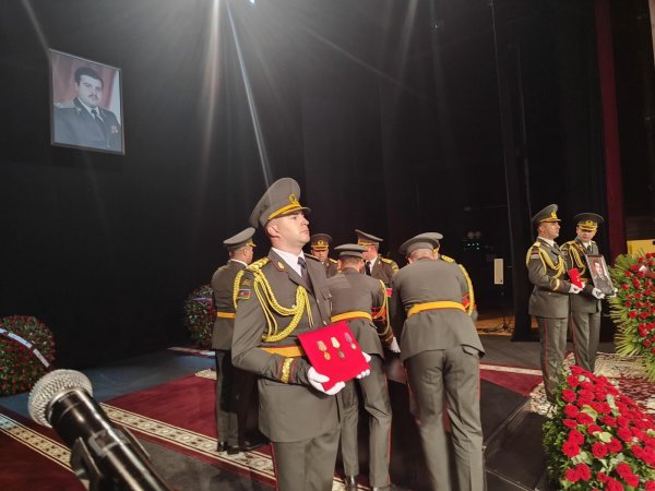 Milli Qəhraman Riad Əhmədovla vida mərasimi keçirilir (FOTOLAR)