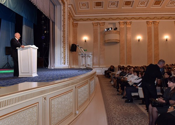 Zakir Fərəcov müəllimləri təbrik etdi (FOTO)