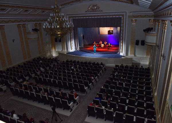 Zakir Fərəcov müəllimləri təbrik etdi (FOTO)
