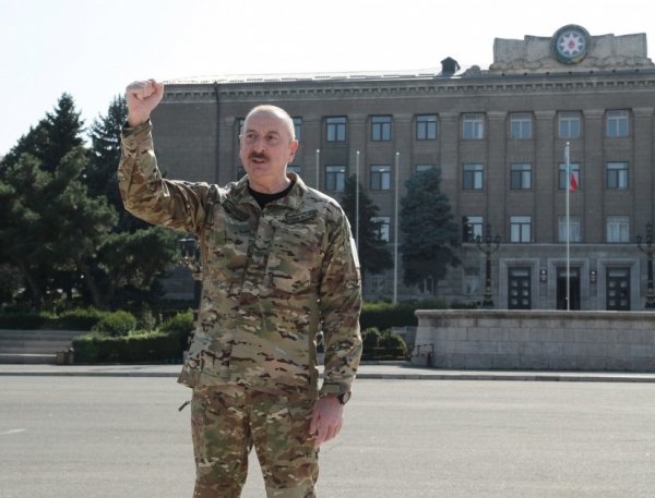 Prezident Xankəndidə Azərbaycanın Dövlət Bayrağını qaldırdı  (FOTOLAR) 