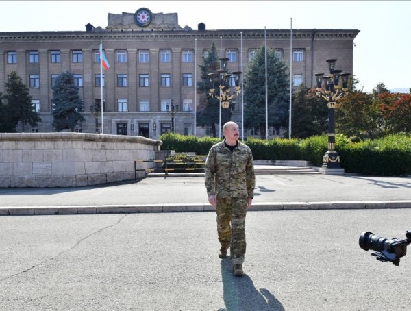 Prezident Xankəndidə Azərbaycanın Dövlət Bayrağını qaldırdı  (FOTOLAR) 