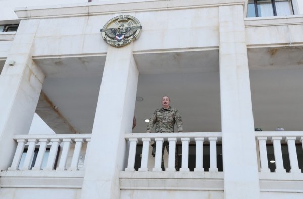 Prezident Xankəndidə Azərbaycanın Dövlət Bayrağını qaldırdı  (FOTOLAR) 