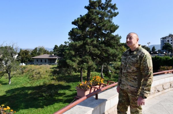 Prezident Xankəndidə Azərbaycanın Dövlət Bayrağını qaldırdı  (FOTOLAR) 