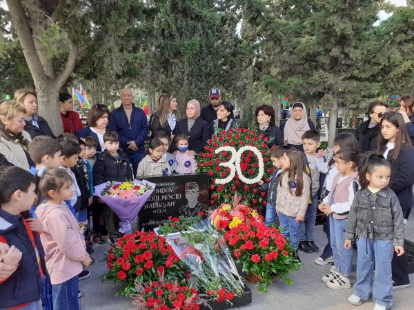 Sumqayıtda aprel şəhidi Əbdülməcid Axundovun xatirəsi anıldı - FOTOLAR Sumqayıtda aprel şəhidi Əbdülməcid Axundovun xatirəsi anıldı - FOTOLAR