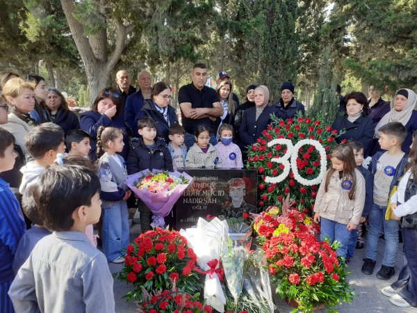 Sumqayıtda aprel şəhidi Əbdülməcid Axundovun xatirəsi anıldı - FOTOLAR Sumqayıtda aprel şəhidi Əbdülməcid Axundovun xatirəsi anıldı - FOTOLAR