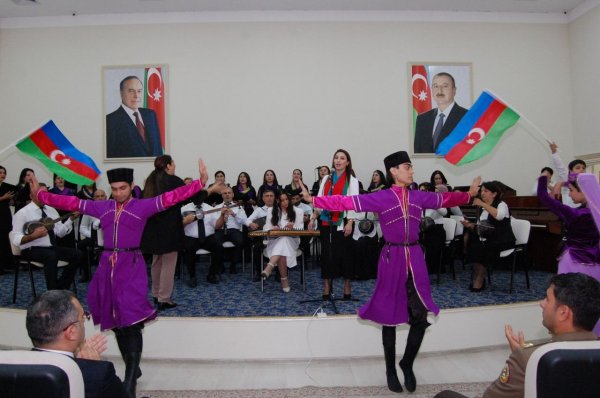 Sumqayıtdakı Uşaq İncəsənət Məktəbinə ekskursiya təşkil olunub (FOTO) Sumqayıtdakı Uşaq İncəsənət Məktəbinə ekskursiya təşkil olunub (FOTO)