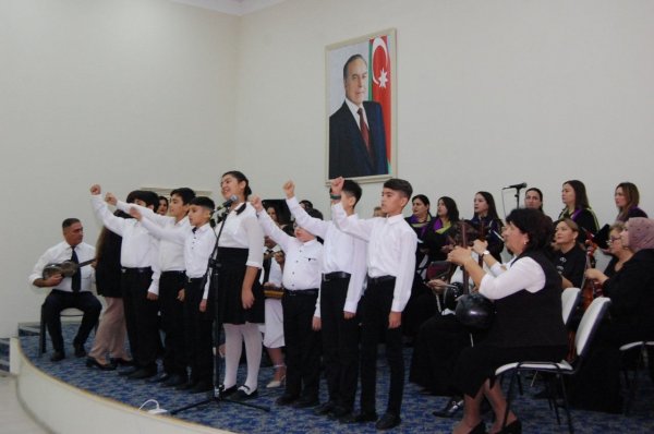 Sumqayıtdakı Uşaq İncəsənət Məktəbinə ekskursiya təşkil olunub (FOTO) Sumqayıtdakı Uşaq İncəsənət Məktəbinə ekskursiya təşkil olunub (FOTO)