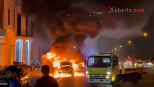 Bakıda yanan maşın partladı – Hadisə anı (Video) Bakıda yanan maşın partladı – Hadisə anı (Video)
