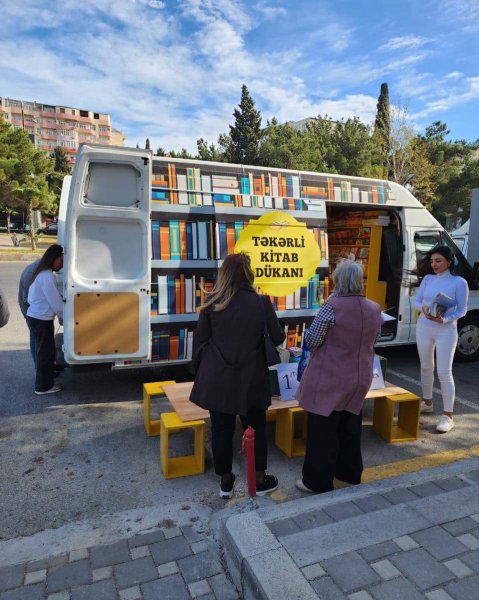 "Təkərli kitab dükanı" Sumqayıta gəldi, kitabsevərlər sevindi (Foto)