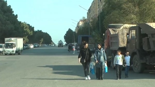 Sumqayıtda qatardan düşən piyada sərnişinlər ölümə gedir: İllərin səkisiz yolları (FOTO)