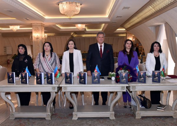 Sumqayıtda Ulu Öndərə həsr olunmuş “100 ilin İMZASI” kitabının təqdimatı keçirilib - FOTO Sumqayıtda Ulu Öndərə həsr olunmuş “100 ilin İMZASI” kitabının təqdimatı keçirilib - FOTO