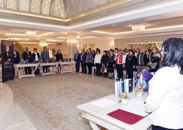 Sumqayıtda Ulu Öndərə həsr olunmuş “100 ilin İMZASI” kitabının təqdimatı keçirilib - FOTO Sumqayıtda Ulu Öndərə həsr olunmuş “100 ilin İMZASI” kitabının təqdimatı keçirilib - FOTO