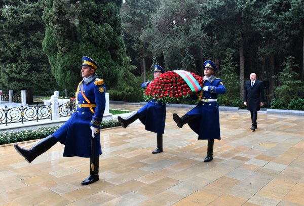 İlham Əliyev Heydər Əliyevin məzarını ziyarət etdi – Fotolar