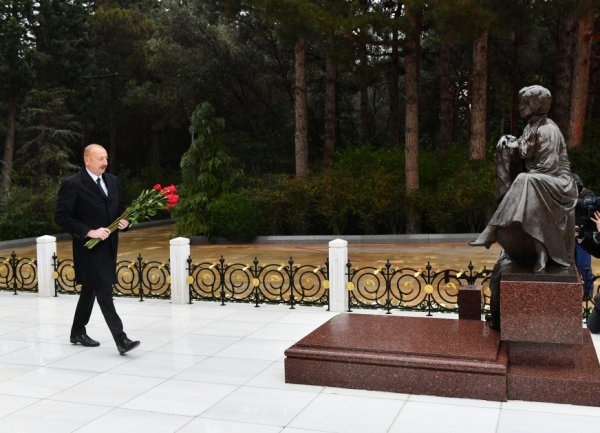 İlham Əliyev Heydər Əliyevin məzarını ziyarət etdi – Fotolar