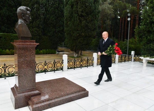 İlham Əliyev Heydər Əliyevin məzarını ziyarət etdi – Fotolar