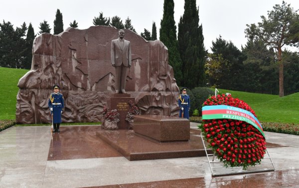 İlham Əliyev Heydər Əliyevin məzarını ziyarət etdi – Fotolar