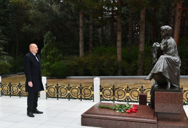 İlham Əliyev Heydər Əliyevin məzarını ziyarət etdi – Fotolar