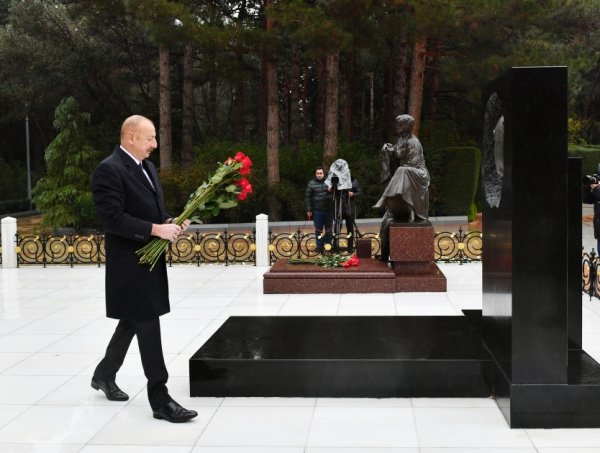 İlham Əliyev Heydər Əliyevin məzarını ziyarət etdi – Fotolar