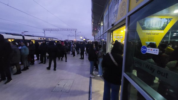 Güclü külək qatarların gecikməsinə səbəb oldu, sərnişinlər yolda qaldı - Rəsmi açıqlama