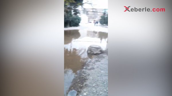 Sumqayıtın bu ərazisində kanalizasiya xətti tutuldu, yolu su basdı  VİDEO (FOTO)