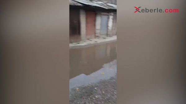 Sumqayıtın bu ərazisində kanalizasiya xətti tutuldu, yolu su basdı  VİDEO (FOTO)