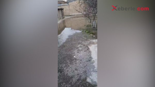 Sumqayıtın bu ərazisində kanalizasiya xətti tutuldu, yolu su basdı  VİDEO (FOTO)