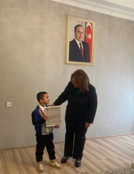 Millət vəkili 5 yaşlı idmançını təltif etdi - FOTOLAR