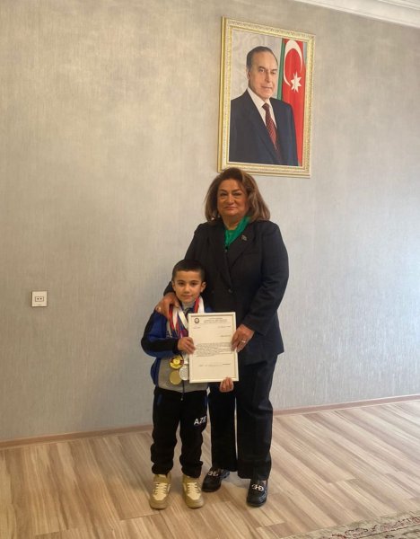 Millət vəkili 5 yaşlı idmançını təltif etdi - FOTOLAR