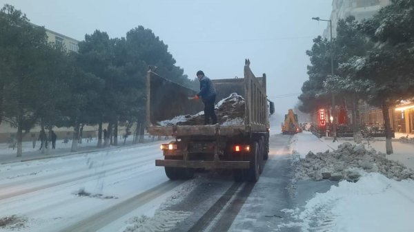 Sumqayıtda yollar qardan təmizlənir - FOTOLAR