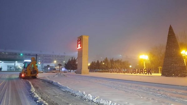 Sumqayıtda yollar qardan təmizlənir - FOTOLAR