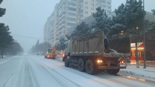 Sumqayıtda yollar qardan təmizlənir - FOTOLAR