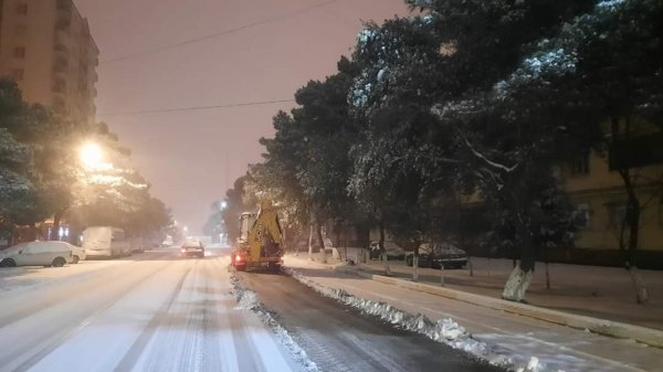 Sumqayıtda yollar qardan təmizlənir - FOTOLAR