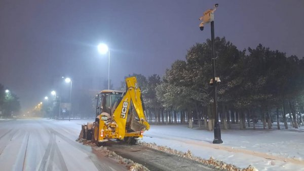 Sumqayıtda yollar qardan təmizlənir - FOTOLAR