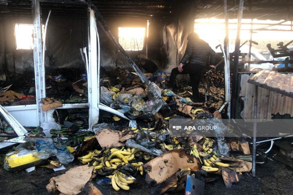 Sumqayıtda bazarda yanğın olub (FOTO)