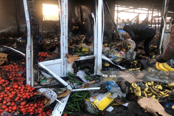 Sumqayıtda bazarda yanğın olub (FOTO)