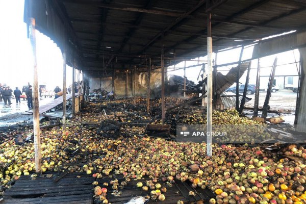 Sumqayıtda bazarda yanğın olub (FOTO)